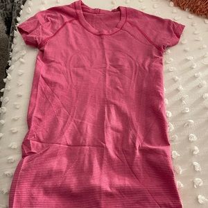 Lulemon pink t-shirt